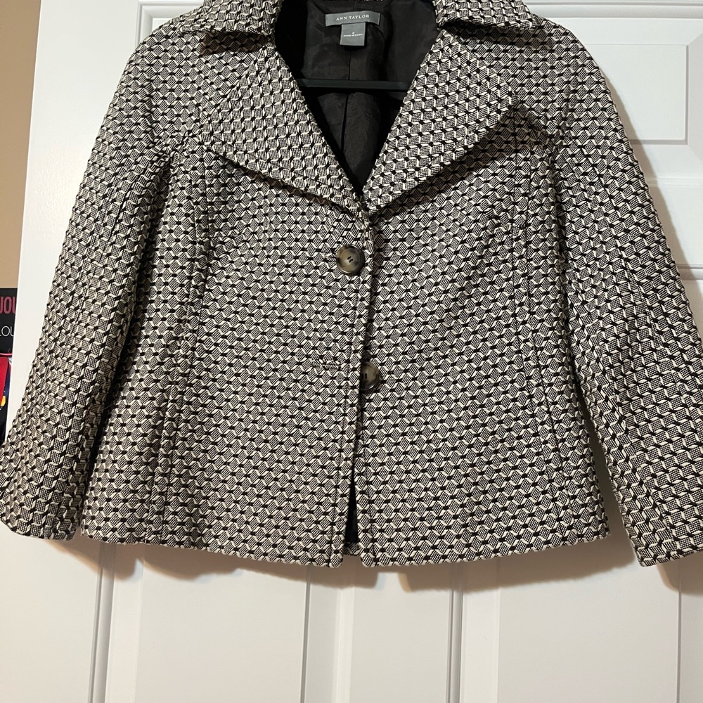 Ann Taylor Brown and White Patterned Blazer w/ 3/4 length sleeves.
